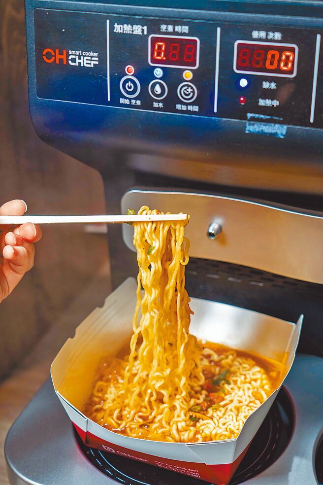 豆嫂的零食杂货店引入韩国才有的煮泡麵机，让顾客能感受在韩国汉江边煮泡麵的体验。（石智中摄）