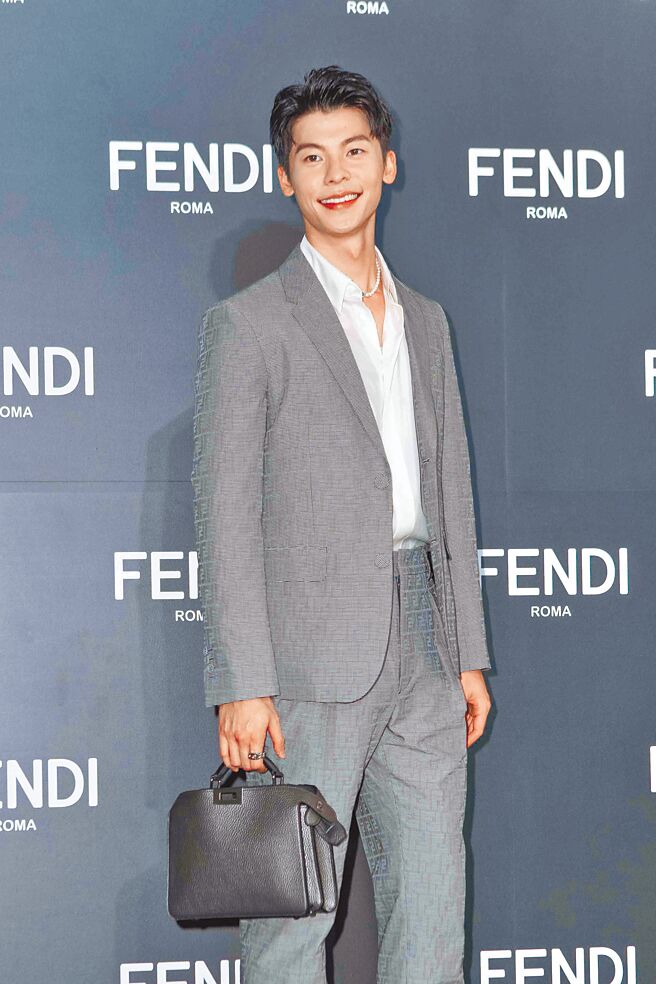 许光汉难得配戴饰品出席活动，讚FENDI O'Lock设计颈炼百搭。（吴松翰摄）