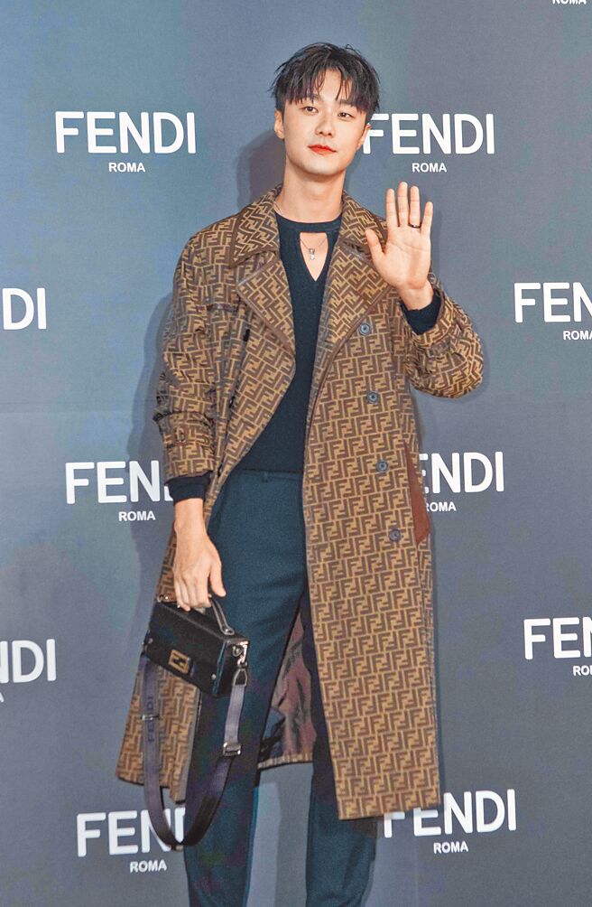 施柏宇胸前挖空小心机，欣赏中性设计不排斥裙装。（吴松翰摄）