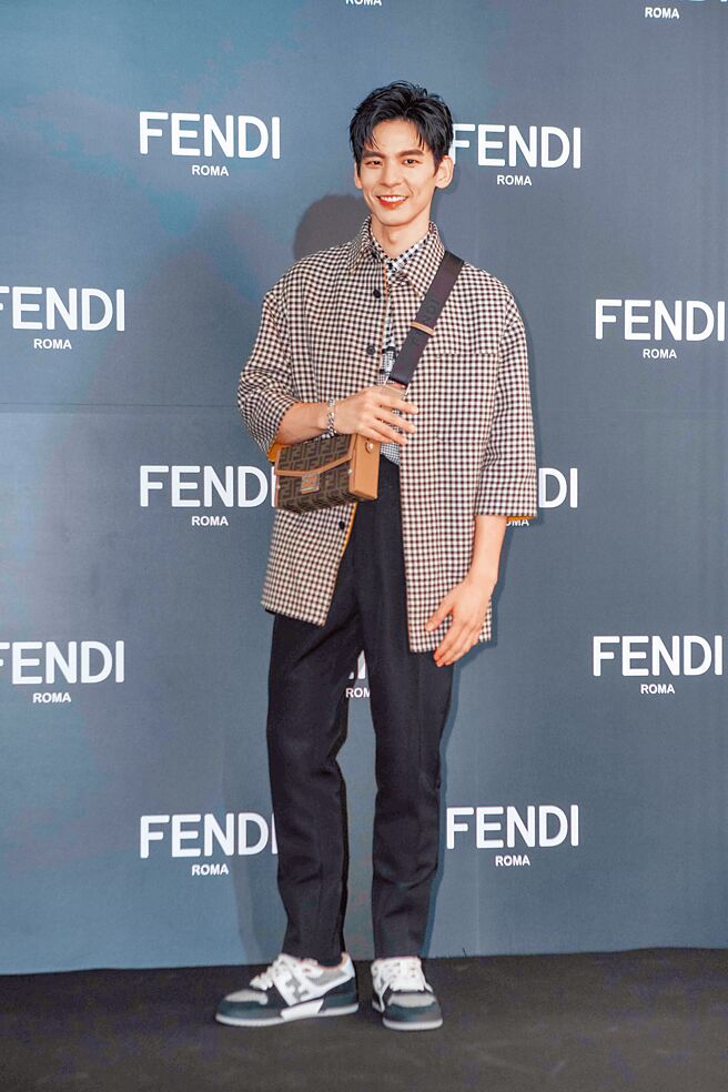 林柏宏以丹迪风格出席FENDI男装店开幕活动，身上的Oversize外套让他爱不释手，想直接穿回家。（吴松翰摄）