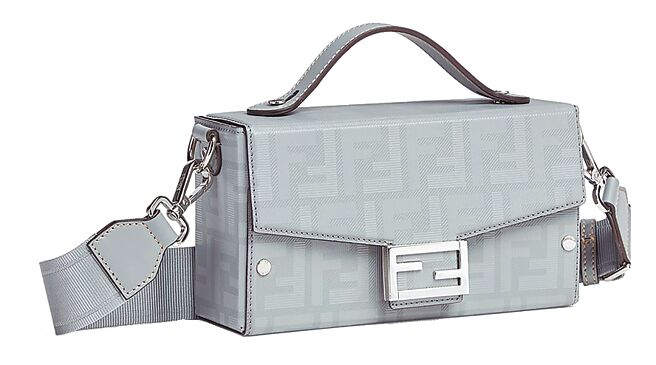 许光汉大讚FENDI 灰色 soft Baguette Trunk，好看又耐装，内层还有卡夹十分方便， 6万3000元。（FENDI提供）