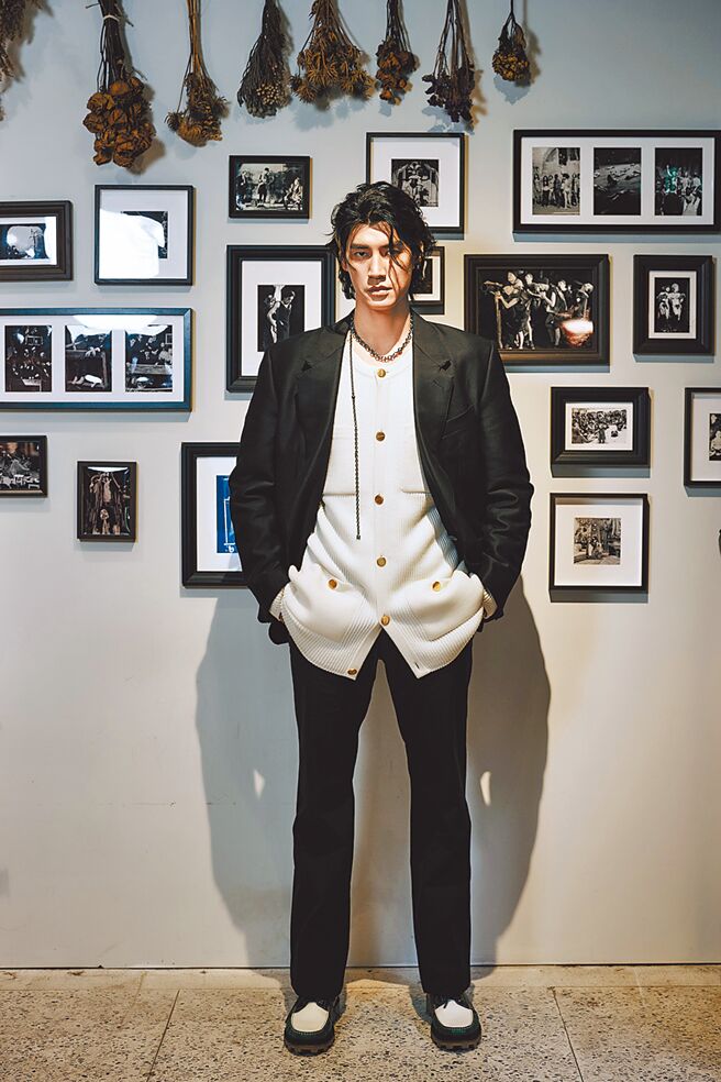 羅宏正以dunhill 2022年春夏系列出席「茁劇場」卡司發布會。（dunhill提供）