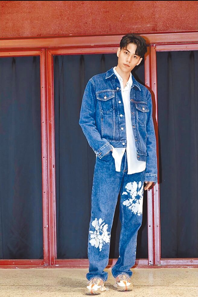 林子閎以Sandro丹寧套裝出席「茁劇場」卡司發布會。（摘自林子閎IG）