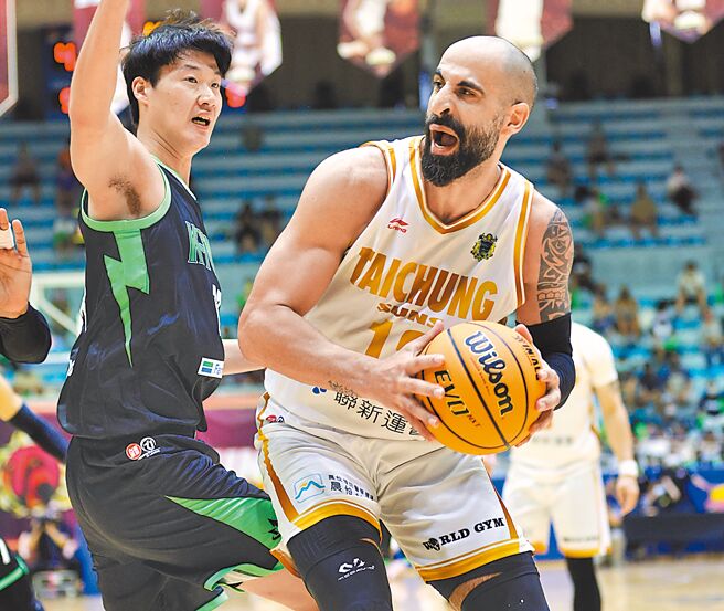 桑尼（右）将从T1台中太阳跳槽到PLG桃园领航猿打球。（T1联盟提供）