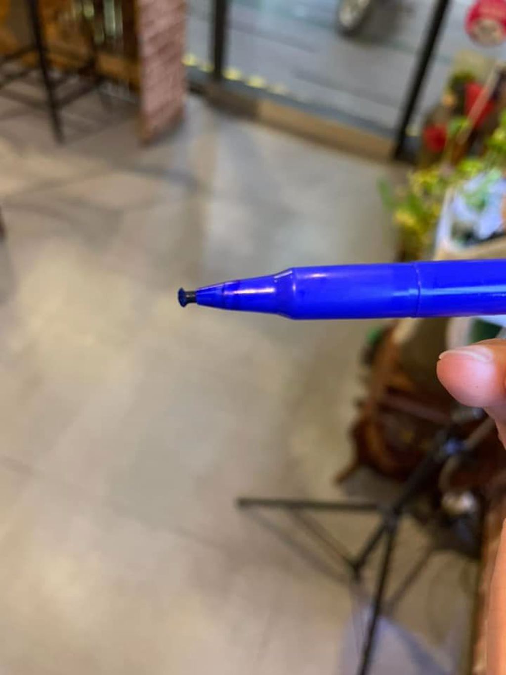剛買的簽字筆筆頭，被男童畫到壞掉。（圖／翻攝自爆怨公社）