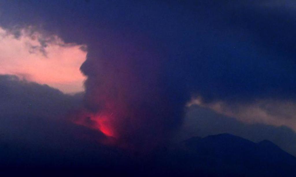 樱岛火山于24日当地时间约莫晚间8时05分，距火山口2.5公里处喷发。图/路透社(photo:ChinaTimes)