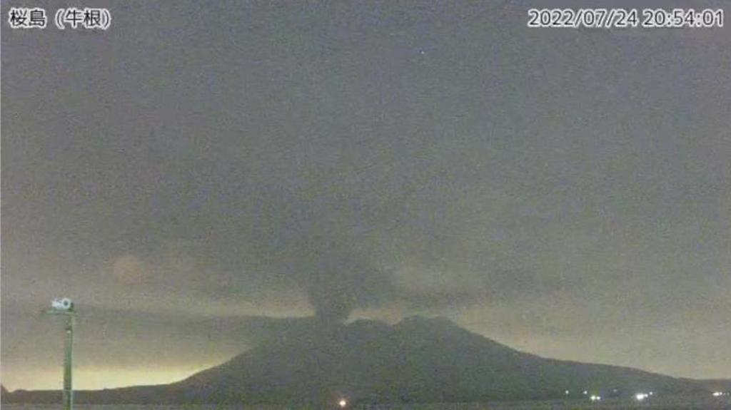 櫻島火山於24日當地時間約莫晚間8時05分，距火山口2.5公里處噴發。(圖/路透社) 