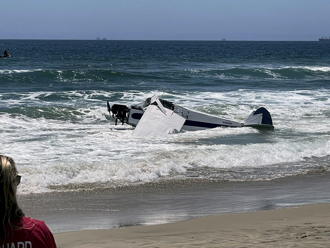 加州小飛機墜入海面 沙灘正好在辦救生員大賽