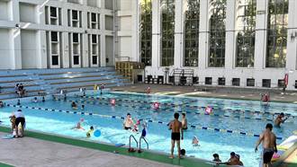 天氣炎熱台南泳池入場大增近3倍 冰店人潮也爆棚