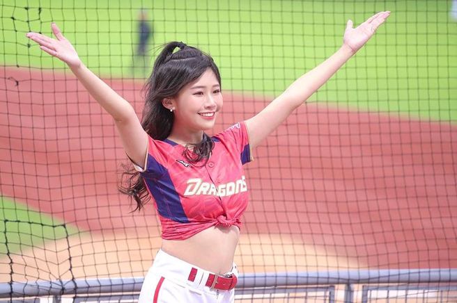 2021年加入味全龙的马妹，在场上卖力加油的模样被粉丝记住。(图/马妹 IG)