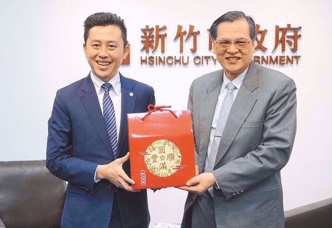 民进党桃园市长参选人林智坚 （左）和他就读台大国发所时的指导教授、现任国安局长陈明通（右）。（资料照片）