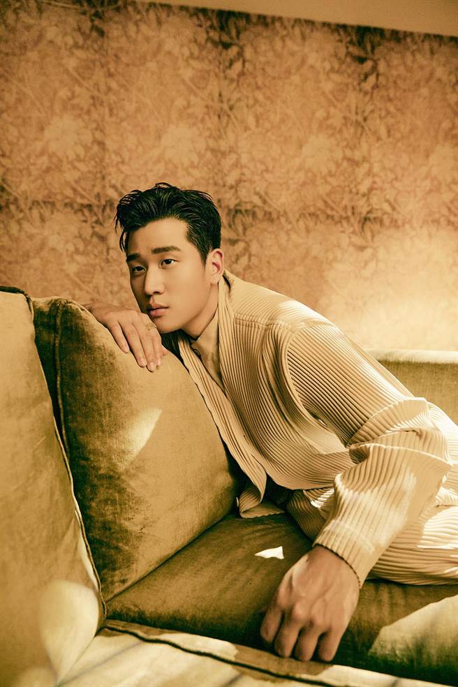 周兴哲在新歌MV饰演机器人。（星空飞腾提供）