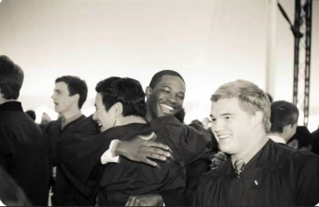 周兴哲在新歌MV秀出当年在美国高中的毕业照片。（星空飞腾提供）