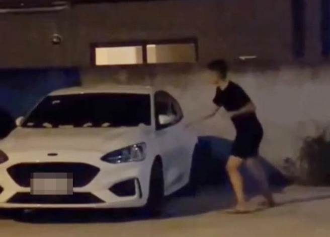 台中市沙鹿区东晋路上，一名男子持球棒狠砸车的影片，昨晚在网路上流传。（翻摄自「记者爆料网」）