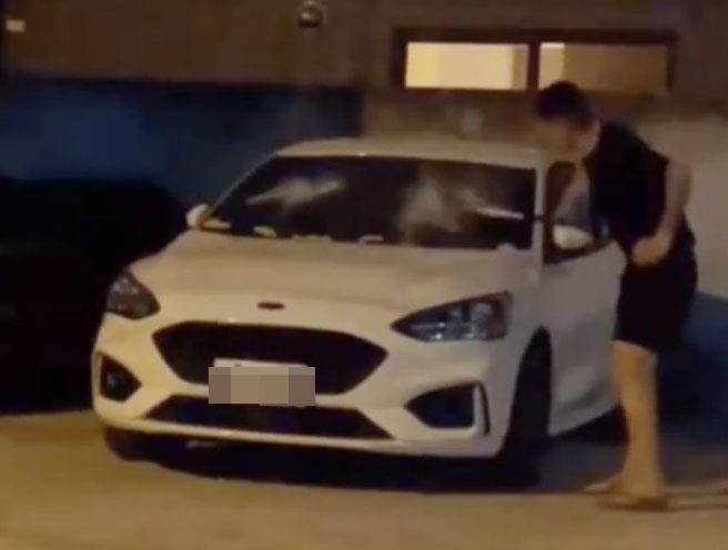 台中市沙鹿区东晋路上，一名男子持球棒狠砸车的影片，昨晚在网路上流传。（翻摄自「记者爆料网」）