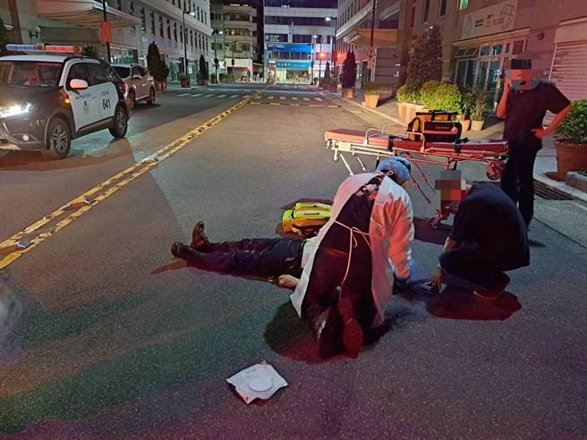 警方与救护人员获报赶抵现场后，立刻将蔡男送医急救，但最后仍回天乏术，伤重不治。(三重警分局提供)