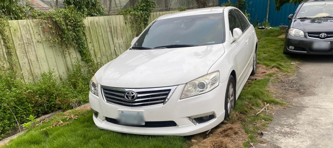 他不满自家土地遭路跑民眾乱停车，怒控：「停车就算了还给我停草坪」。（图／爆料公社二社）