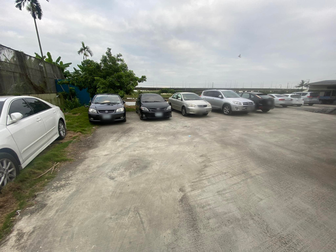 屋主控自家土地遭路跑民眾乱停车」。（图／爆料公社二社）