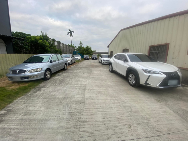 屋主控自家土地遭路跑民眾乱停车」。（图／爆料公社二社）