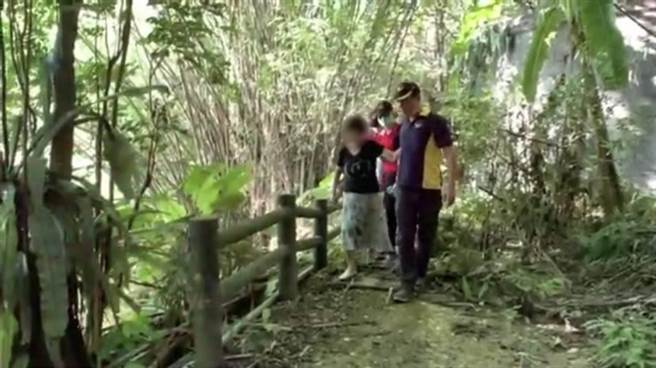 新北市1名74岁王姓妇人23日参加里民活动至宜兰1日游，上午抵达员山乡望龙埤游玩，集合要离开时却不见人影，警、消获报后派员寻人，于24日上午6时许在湖山国小附近寻获王妇，已安全护送下山。（宜兰县消防局提供／吴佩蓉宜兰传真）