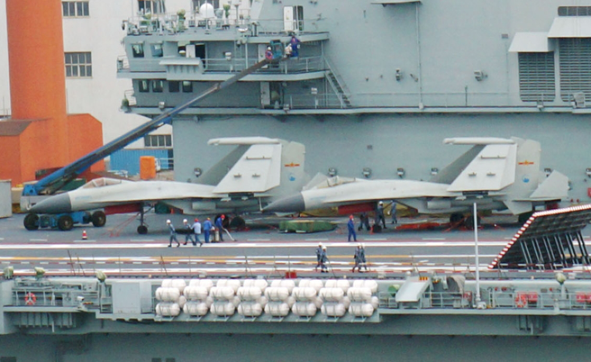 歼-15D「咆哮鲨」电战机7月初现身中方航母「山东」舰上。（大公文匯网）