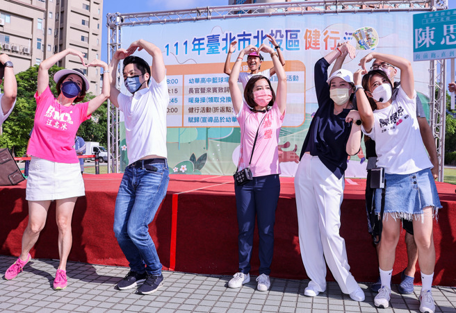 国民党台北市长参选人蒋万安（左二）24日出席台北市北投区 111年健行活动，台北市副市长黄珊珊（右二）同时也抵达现场，两人一起与台北市议员汪志冰（左一）、台北市议员参选人黄瀞莹（中）台北市议员参选人陈思宇（右）大跳热身操，同台比爱心。（罗永铭摄）