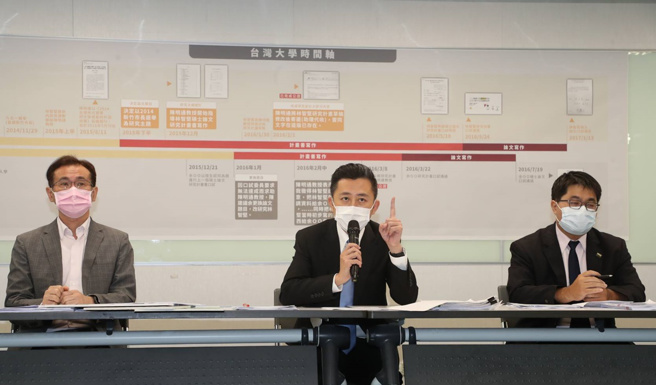 在立委郑运鹏（左）、委任律师黄帝颖（右）陪同下，桃园市长参选人林智坚（中）24日举行记者会，澄清硕士论文引发的争议，强调要以证据捍卫自己的清白与名誉。（刘宗龙摄）