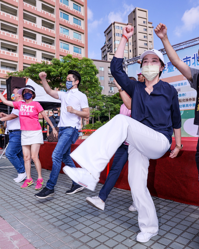 国民党台北市长参选人蒋万安（左三）24日出席台北市北投区 111年健行活动，台北市副市长黄珊珊（右）同时也抵达现场，两人现场一起大跳热身操。（罗永铭摄）