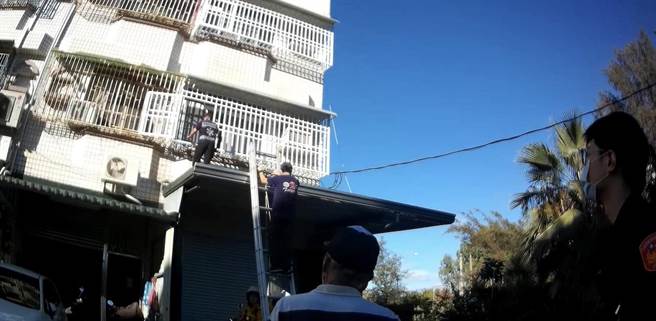 潘姓男子失联，幸好朋友杜姓男子机警报警，协助身体不适的潘男就医。图为警消到场攀爬二楼铁窗进入屋内情形。（翻摄照片／林瑞益高雄传真）