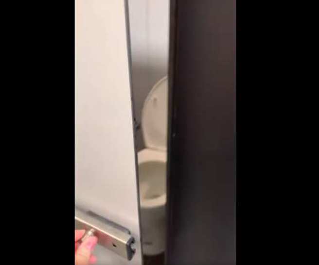 新竹棒球场花12亿重金打造，却把女厕厕所门的锁装反。(翻摄自 邱显智脸书)