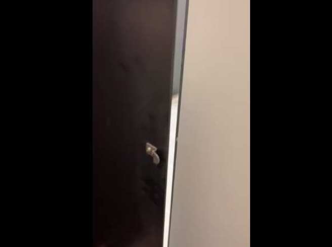 新竹棒球场女厕厕所门不能锁，球迷不知怎么上厕所。(翻摄自 邱显智脸书)