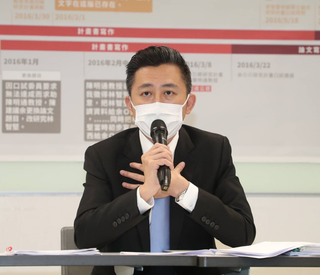 新竹市前市长林智坚论文争议至今未熄，迫使他24日上午开记者会强调论文为原创，并未抄袭。（图／翻摄自中时新闻网直播）