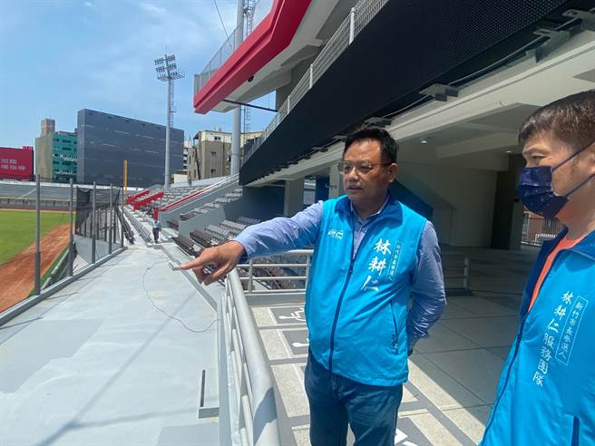 國民黨新竹市長參選人林耕仁（左）24日抨擊市府委託的球場監造廠商過去根本沒有球場、運動場館工程興建經驗，且市府參考的是「福岡」，蓋好的像「古巴」。（陳育賢攝）