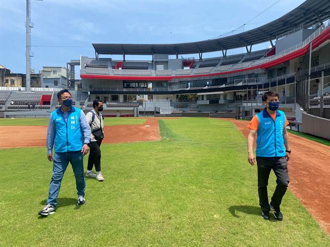 國民黨新竹市長參選人林耕仁（左）24日抨擊市府委託的球場監造廠商過去根本沒有球場、運動場館工程興建經驗，且市府參考的是「福岡」，蓋好的像「古巴」。（陳育賢攝）