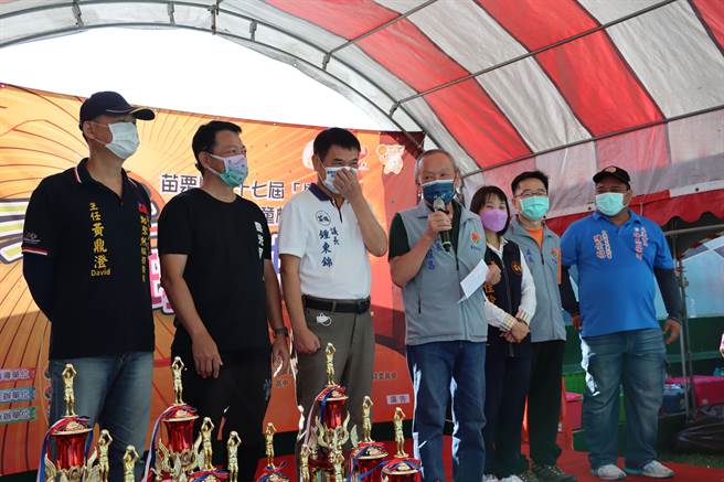 县长徐耀昌等人为选手们加油打气。（苗栗县府提供／李京升苗栗传真）