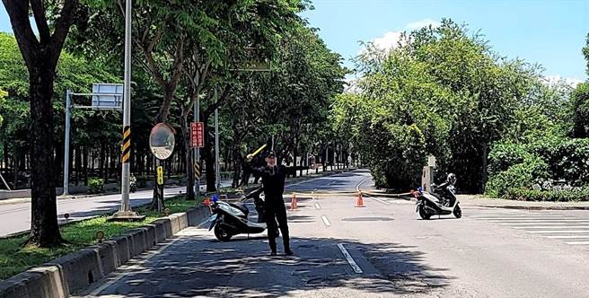 高雄市鸟松区大埤路溼地公园旁（东往西方向）一棵路树24日上午11时许倒塌，仁武鸟松警方到场指挥交通。（翻摄照片／林瑞益高雄传真）
