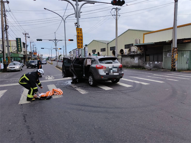 郭姓男子開車直行自撞分隔島，警消搶救。（讀者提供／廖素慧嘉縣報導）