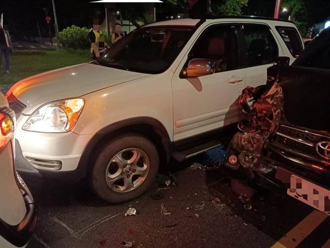 廖家儀搭乘友人的車，遭黑色汽車從後方推撞。（民視提供）