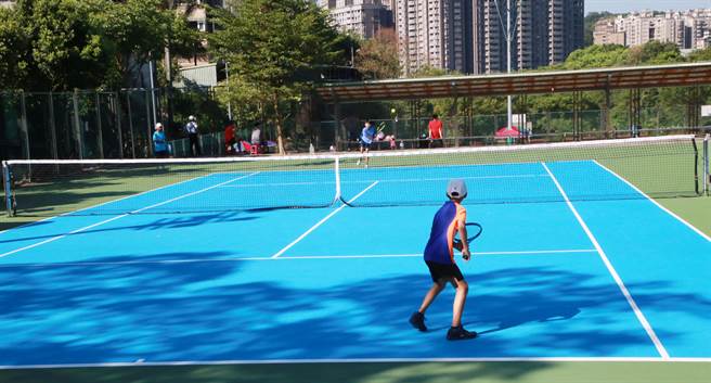 基隆市政府斥资1500多万元，改善市立网球场及附设篮球场铺面。（基隆市政府提供／陈彩玲基隆传真）