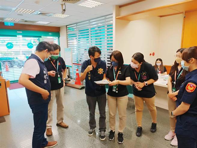 杨梅警推出金融临柜反诈菜单避免民眾误点诈骗集团菜色。(警方提供／吕筱蝉桃园传真)