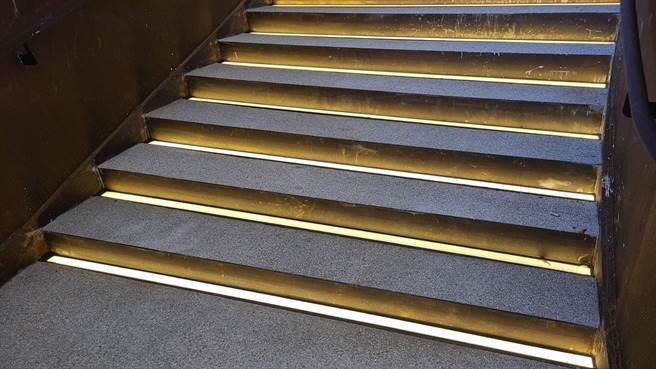 高虹安质疑新竹棒球场楼梯的反光条，竟贴错在楼梯内侧。（摘自高虹安脸书／陈育贤新竹传真）