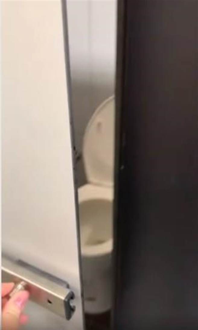 新竹市立棒球场有间女厕的门锁装反在门外，被网友贴上脸书爆料公社二社。（摘自脸书爆料公社二社／陈育贤新竹传真）
