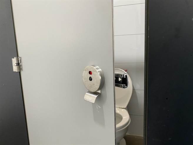 新竹市政府已要求厂商于24日上午将装错锁的女厕门改善完成。（新竹市政府提供／陈育贤新竹传真）