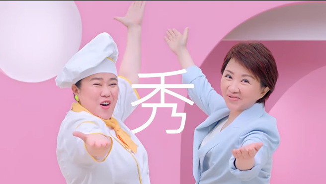 台中市长卢秀燕（右）邀请民眾秀出好点子，一同参与台中购物节。（图／翻摄自卢秀燕脸书）