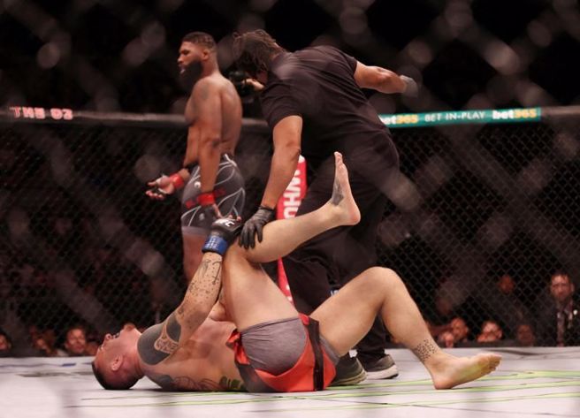 UFC在伦敦赛事的主赛，因为拳手艾斯平纳自己弄伤膝盖而提前结束。（路透）