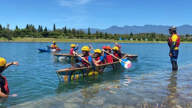 台东县新生国小美术班学生以废弃作业簿、考卷等，打造成2艘独木舟，24日下水划行。（蔡旻妤摄）