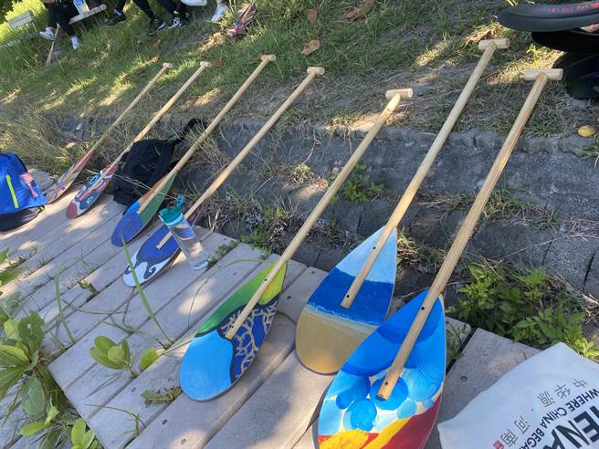 台东县新生国小美术班学生以废弃作业簿、考卷等，打造成2艘独木舟，24日下水划行。（蔡旻妤摄）