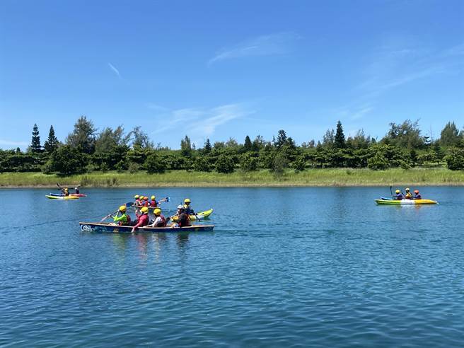 台东县新生国小美术班学生以废弃作业簿、考卷等，打造成2艘独木舟，24日下水划行。（蔡旻妤摄）