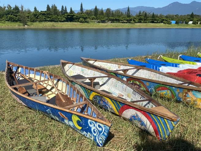 台东县新生国小美术班学生以废弃作业簿、考卷等，打造成2艘独木舟，24日下水划行。（蔡旻妤摄）