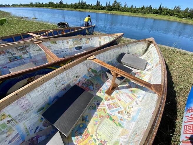 台东县新生国小美术班学生以废弃作业簿、考卷等，打造成2艘独木舟，24日下水划行。（蔡旻妤摄）